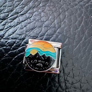 Go wild mountain escape Italian charm link